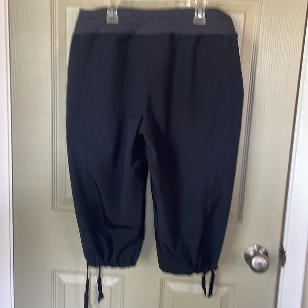 EUC bcg black with grey trim capris - Picture 2 of 8